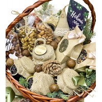 Новогодняя подарочная корзина с продуктами Новогодняя подарочная корзина с продуктами